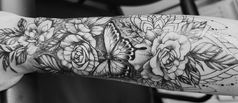 Coverbild mit einem Blumentattoo auf dem Unterarm