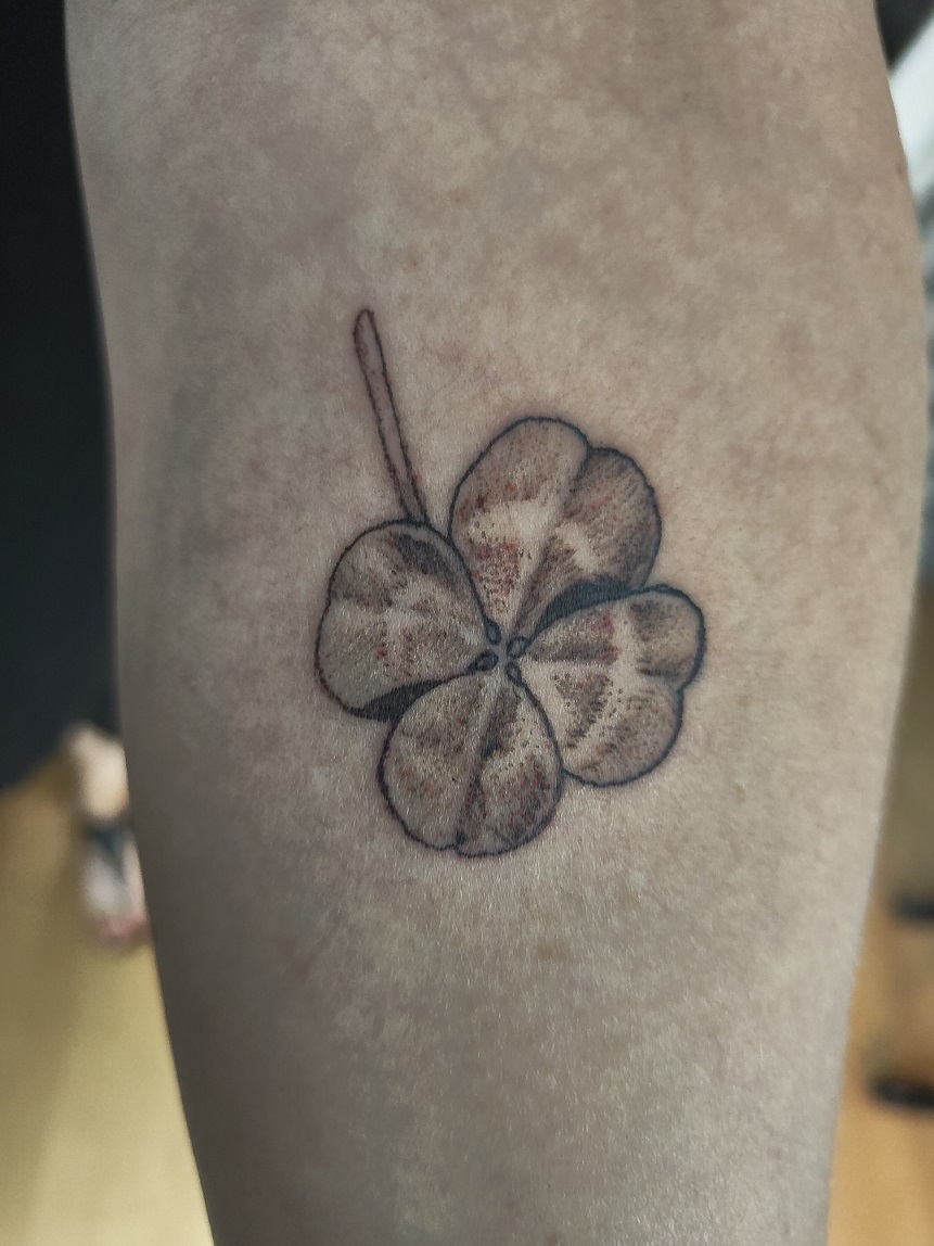 Tattoo eines vierblättrigen Kleeblatts auf dem Unterarm