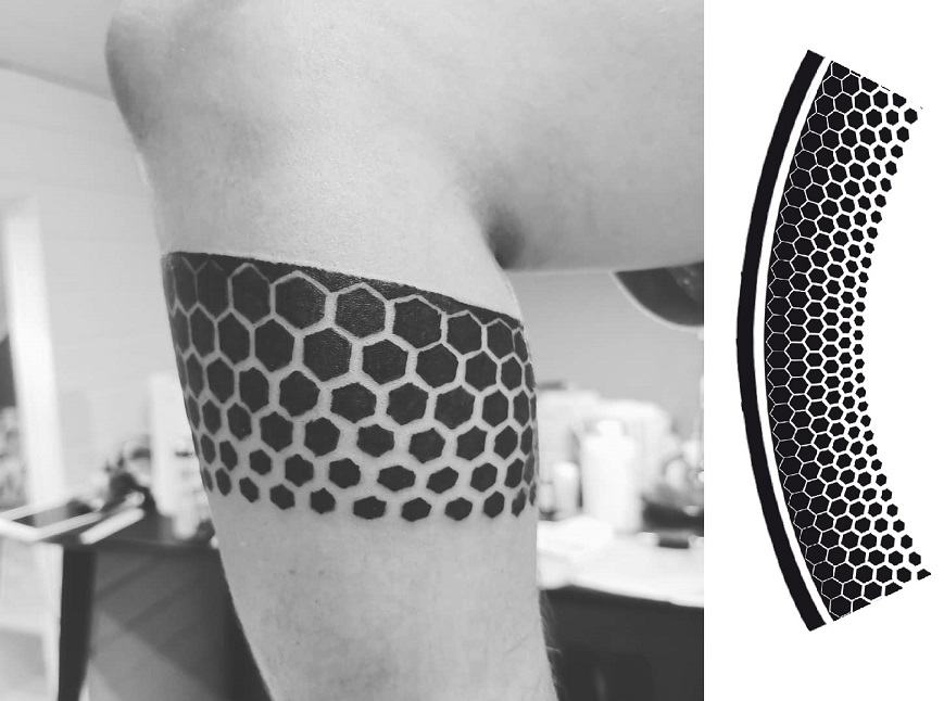 Tattoo eines Coverups in Form eines um den Arm herumgehenden Musters aus Hexagons
