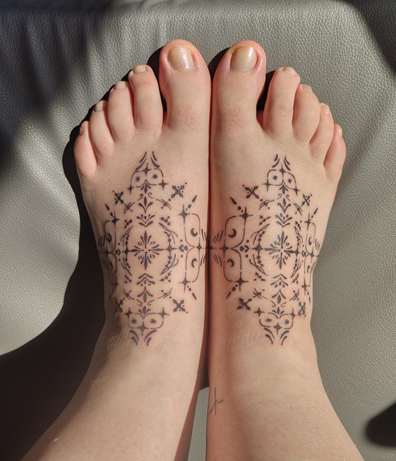 Tattoo von symmetrischen Mustern auf den Füßen