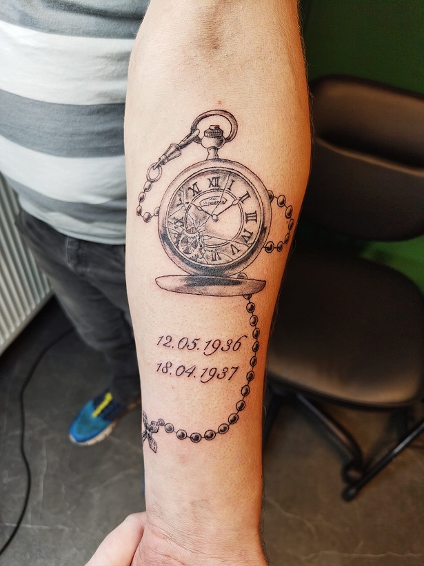 Tattoo einer Taschenuhr mit Rosenkranz und Sterbedaten auf dem Unterarm
