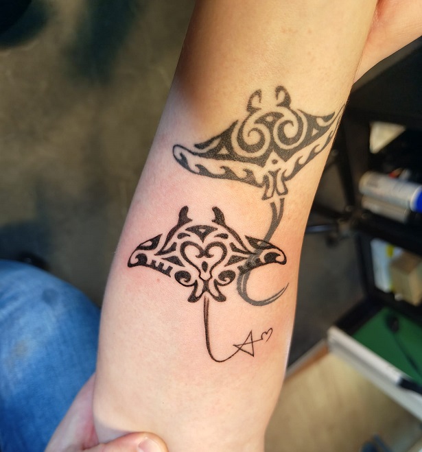 Tattoo eines kleinen Rochen im Tribal Stil am unterarm