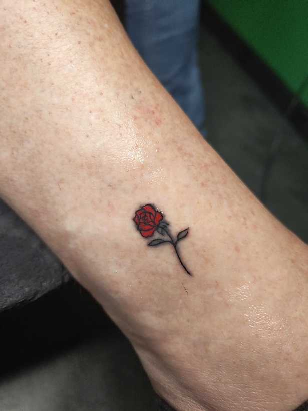 Eine neu erfrischte,  30 Jahre alte, kleine Rose am Knöchel