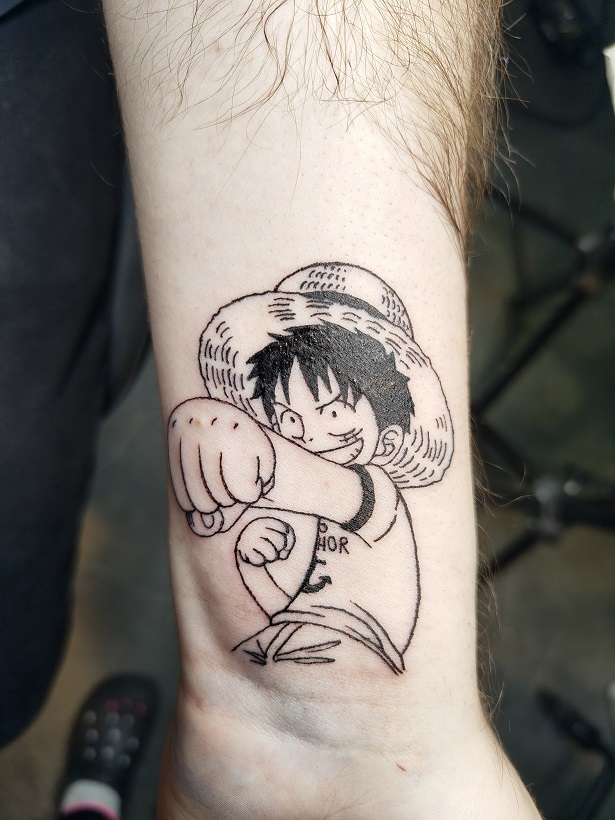 Junger Ruffy aus One Piece auf dem Unterarm