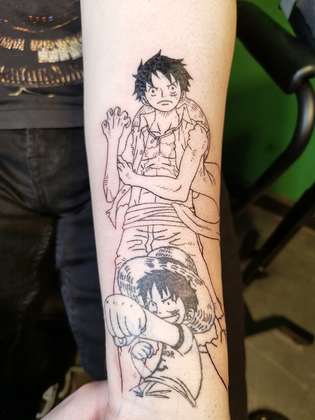Animefigur Ruffy nach dem Timeskip aus dem Anime One Piece auf dem Unterarm