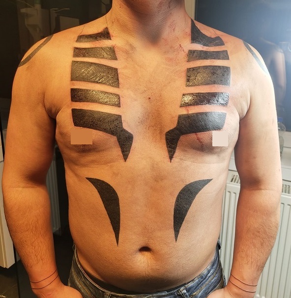 Ganzkörper Tattoo der Tätowierungen des Anime Charakters Sukuna aus der Serie Jujutsu Kaisen, Tattoo noch nicht fertig